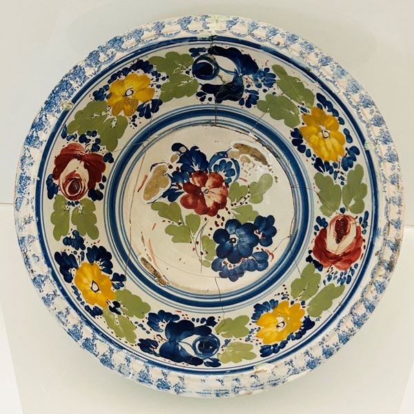 Manifattura di Castelli del XX secolo - Grande bacile con decoro floreale al cavetto e alla tesa. Orlo con decoro blu a spugnetta.