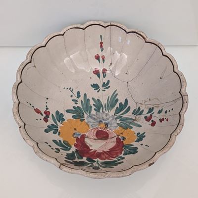 Zuppiera in maiolica di Castelli, XX secolo, decorata con motivi floreali