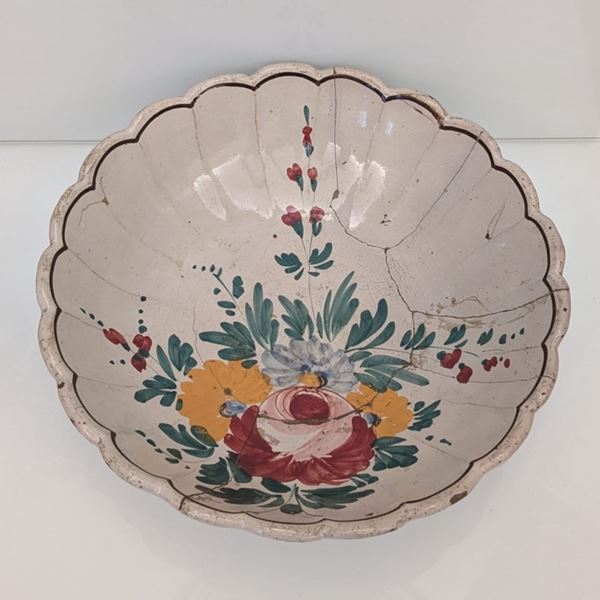 Zuppiera in maiolica di Castelli con motivi floreali