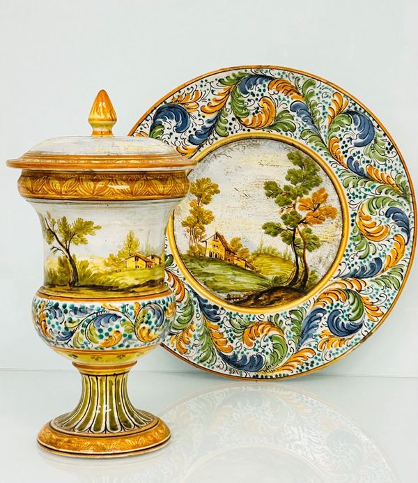 Lotto composto da vaso con coperchio e piatto. Manifattura Luigi de Angelis, Castelli metà del XX secolo 