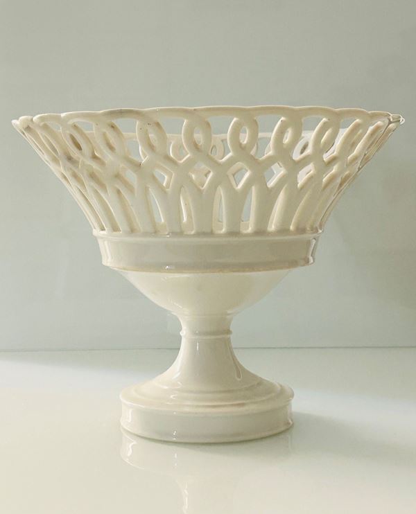 Fruttiera in ceramica realizzato con elegante decorazione a cestello traforato. Maniffattura di Bassano, primi anni del XX secolo