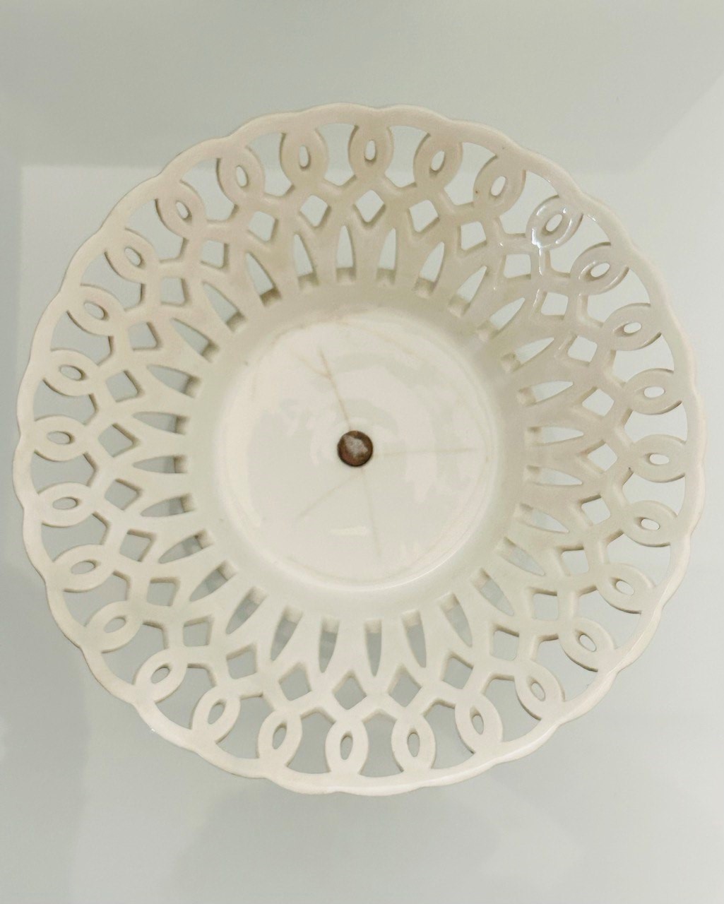 Fruttiera in ceramica realizzato con elegante decorazione a cestello traforato. Maniffattura di B...