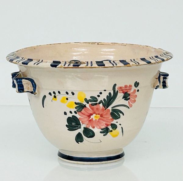 Grande ciotola in maiolica ad ornato floreale con prese e orlo decorate a nastro. Manifattura di Castelli, XX secolo