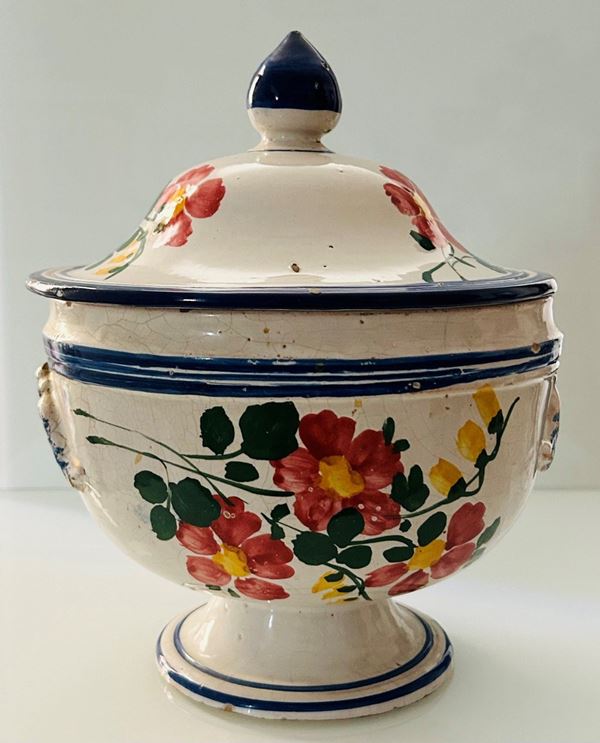 Manifattura di Castelli degli inizi del XX secolo - Zuppiera con decoro floreale e due prese floreali a rilievo.