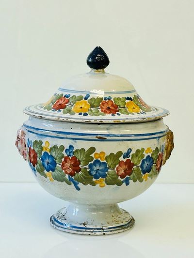 Manifattura di Castelli, Zuppiera con decoro floreale e mascheroni, pomello a pigna in blu di Pru...