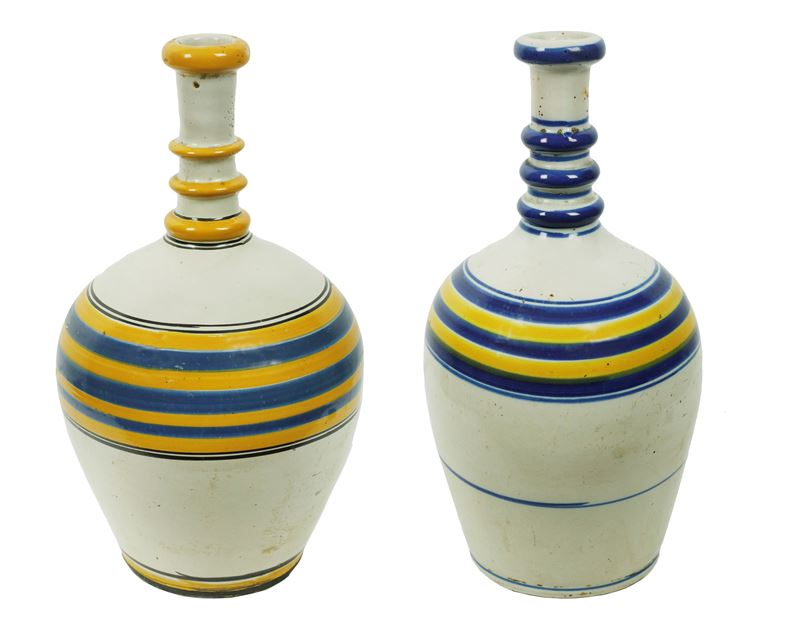 Lotto di due bottiglie in maiolica, decorazione a cerchi concentrici