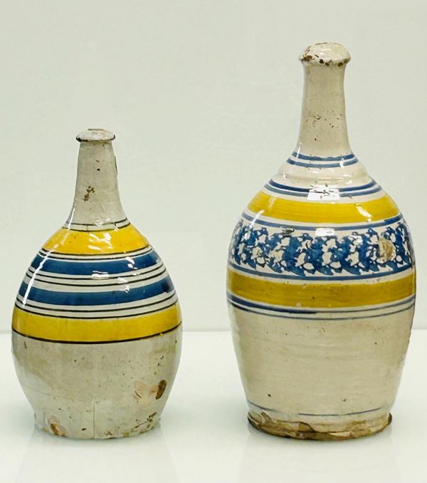 Manifattura di Bussi sul Tirino del XIX secolo - Lotto di due bottiglie in maiolica con decori concentrici.