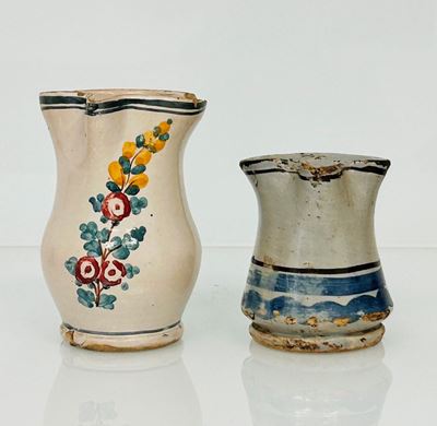 Manifattura di Castelli, Lotto di due brocche in ceramica decorata