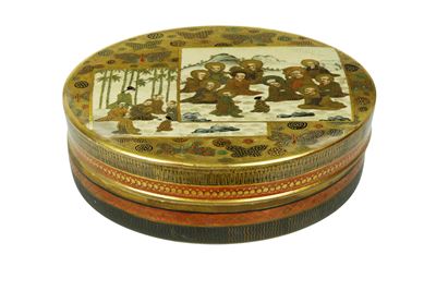 Contenitore in Porcellana Satzuma con Coperchio, Raffigurante Scene di Monaci. Giappone, Fine del...