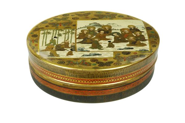 Contenitore in porcellana Satzuma con coperchio, raffigurante scene di monaci. Giappone, fine del XIX Secolo.