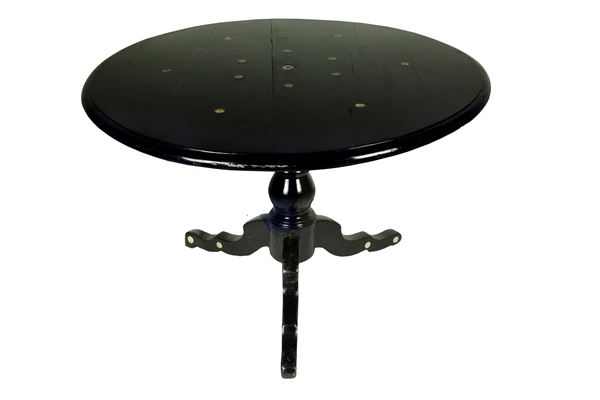 Tavolo tondo a vela in legno di rovere con piano e gambe ebanizzate. Al piano inserti circolari in osso