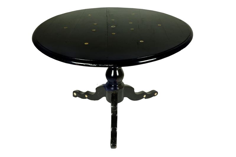 Tavolo Tondo a Vela in Legno di Rovere con Piano e Gambe Ebanizzate. al Piano Inserti Circolari i...