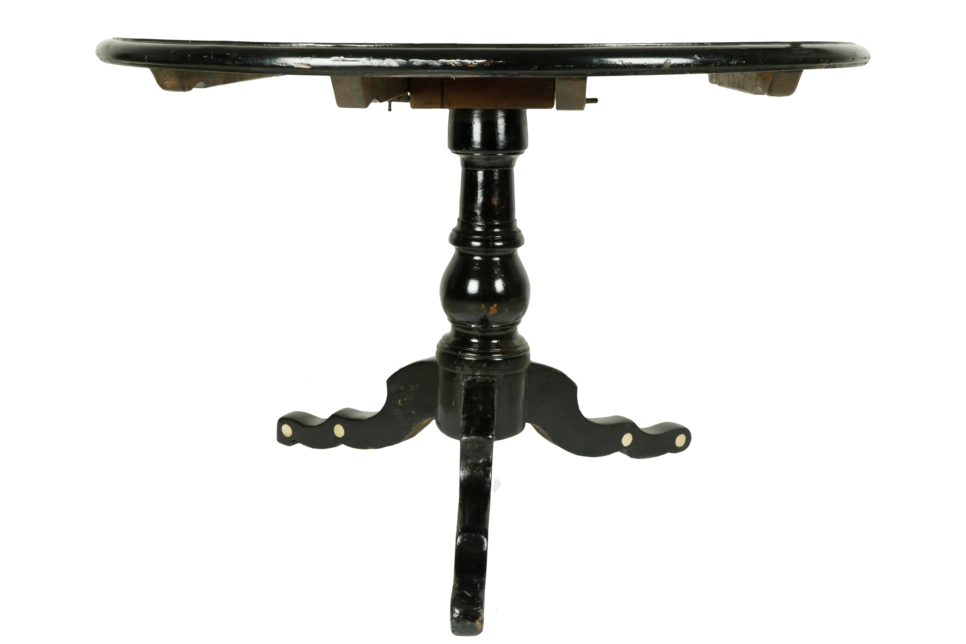 Tavolo Tondo a Vela in Legno di Rovere con Piano e Gambe Ebanizzate. al Piano Inserti Circolari i...