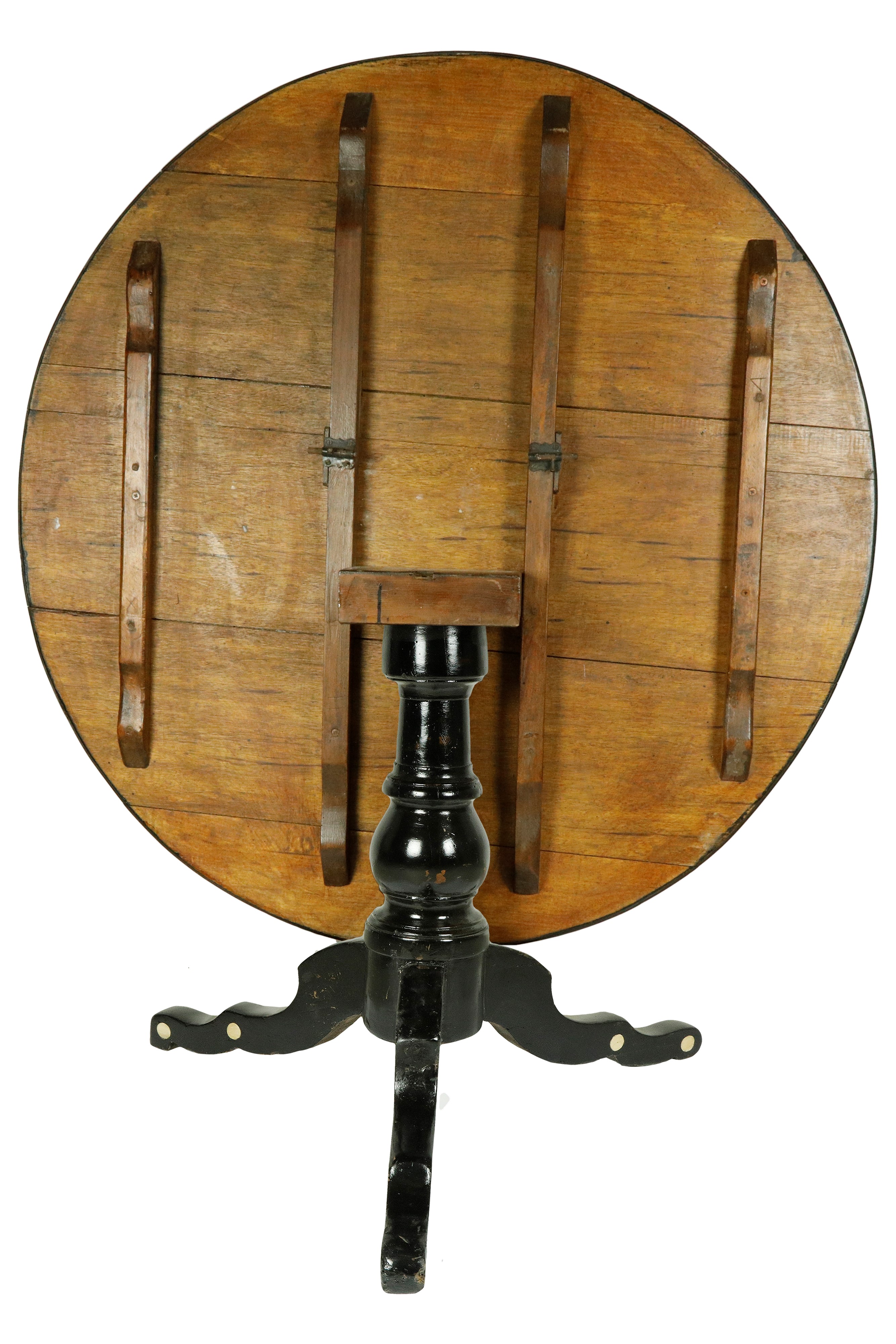 Tavolo Tondo a Vela in Legno di Rovere con Piano e Gambe Ebanizzate. al Piano Inserti Circolari i...