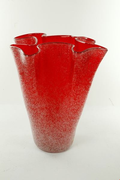 Murano, Vaso modello “Fazzoletto” in vetro rosso ghiacciato, bocca ondulata (1980)