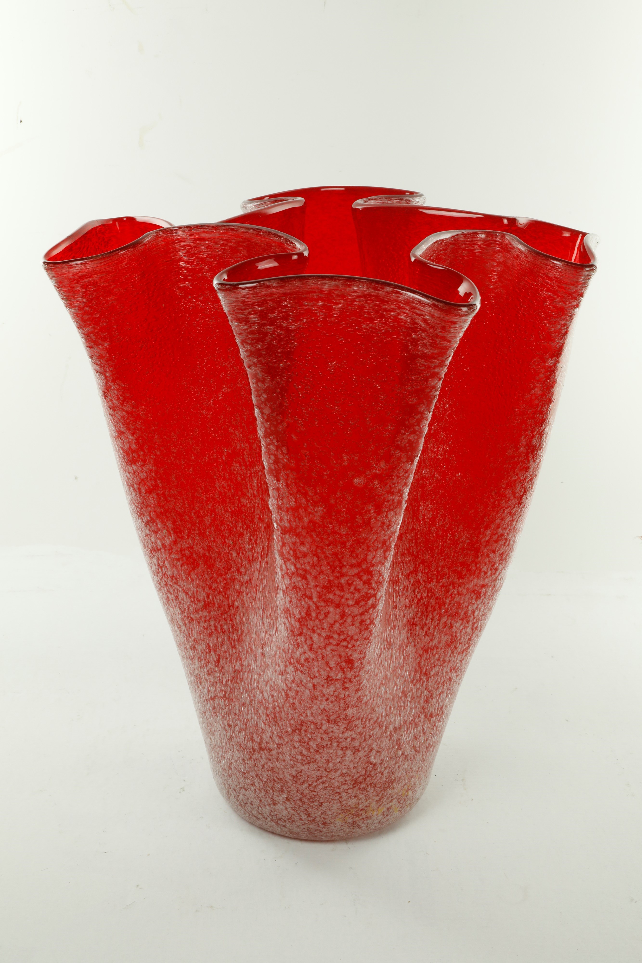 Murano, Vaso modello “Fazzoletto” in vetro rosso ghiacciato, bocca ondulata (1980)