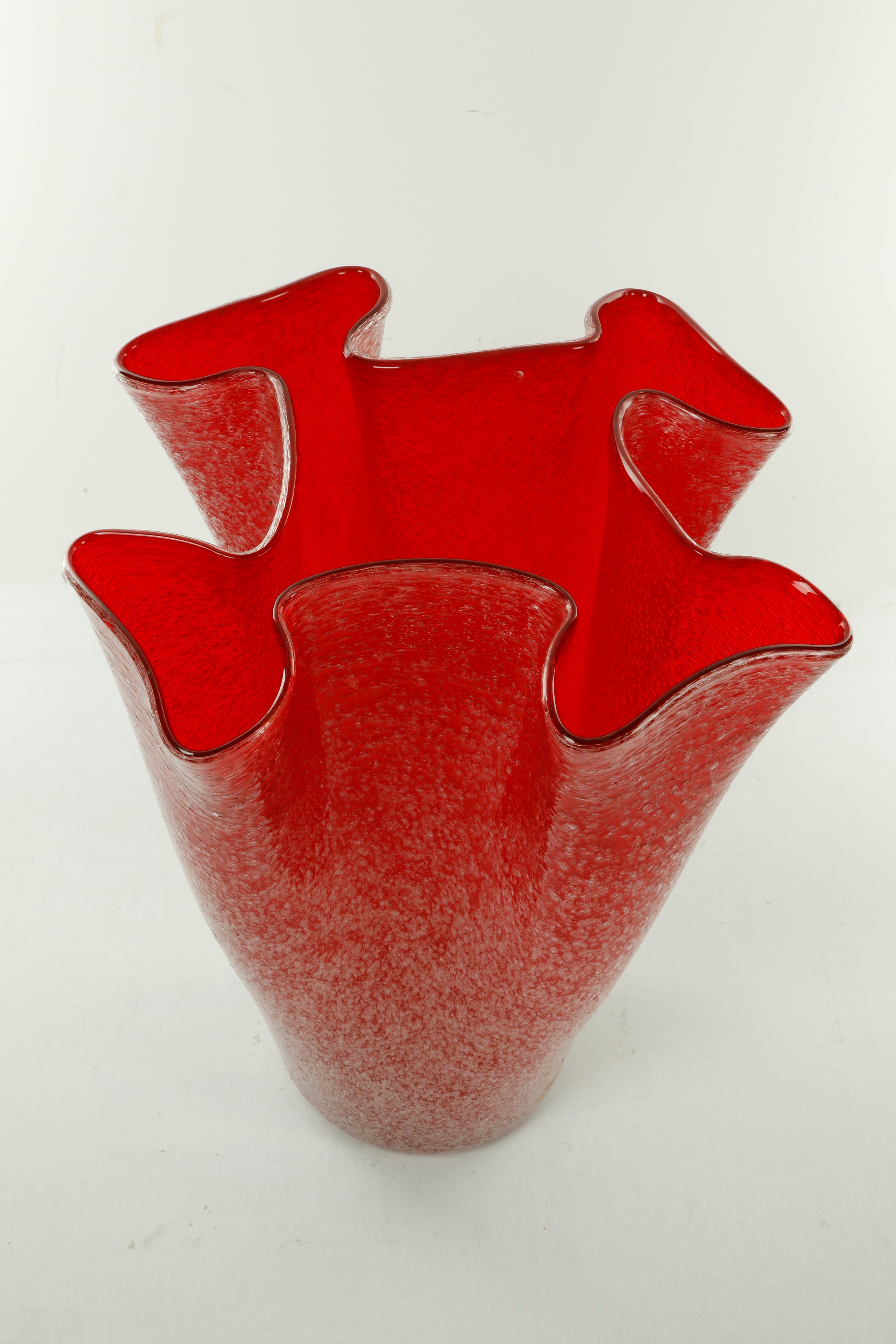 Murano, Vaso modello “Fazzoletto” in vetro rosso ghiacciato, bocca ondulata (1980)
