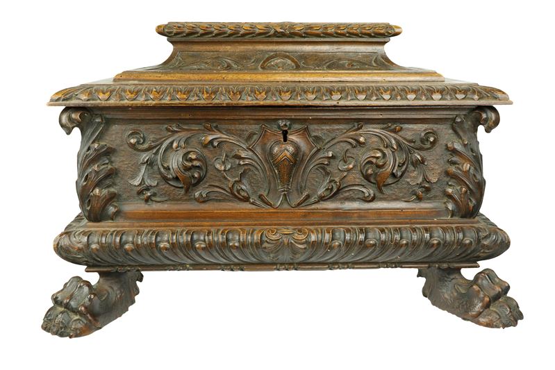 Modello di cassapanca ad urna intagliata