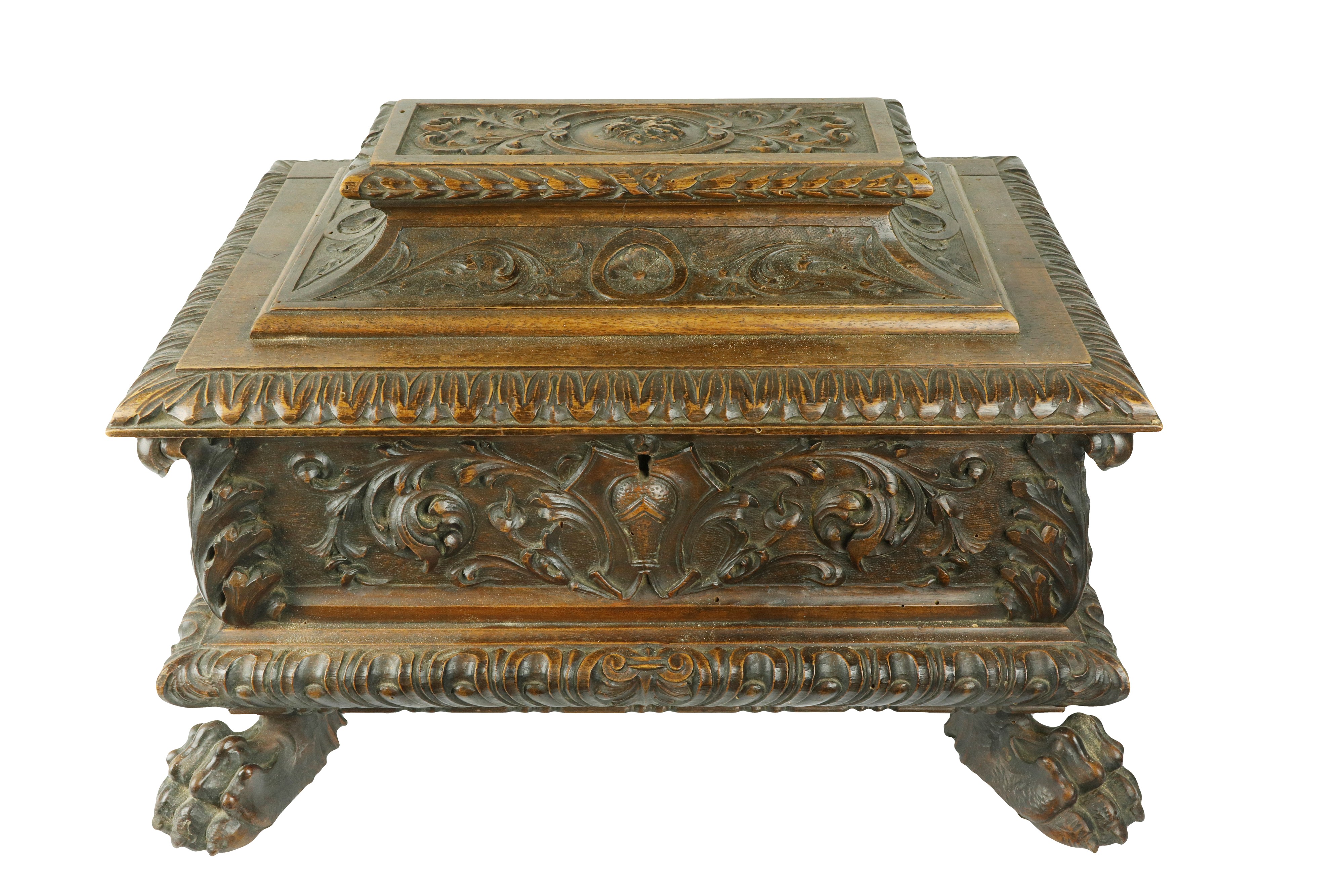 Modello di cassapanca ad urna intagliata