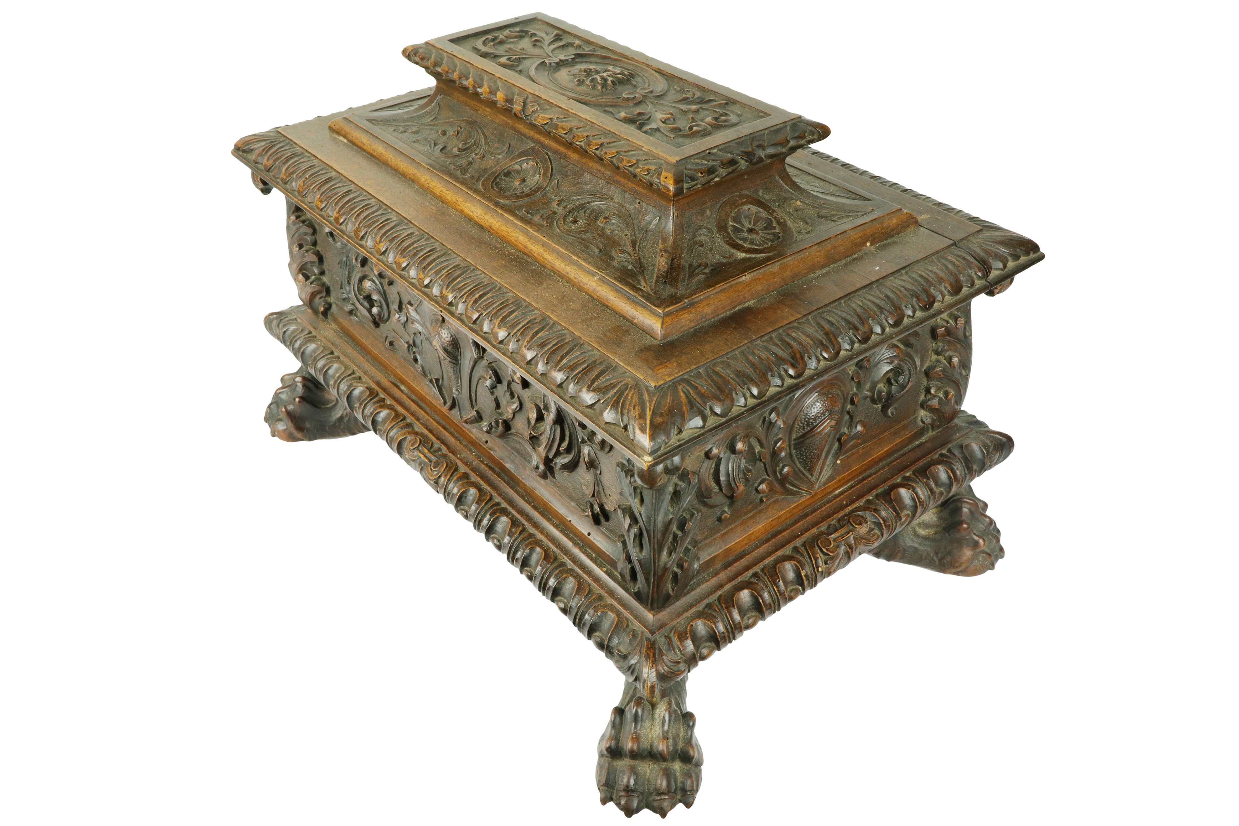 Modello di cassapanca ad urna intagliata