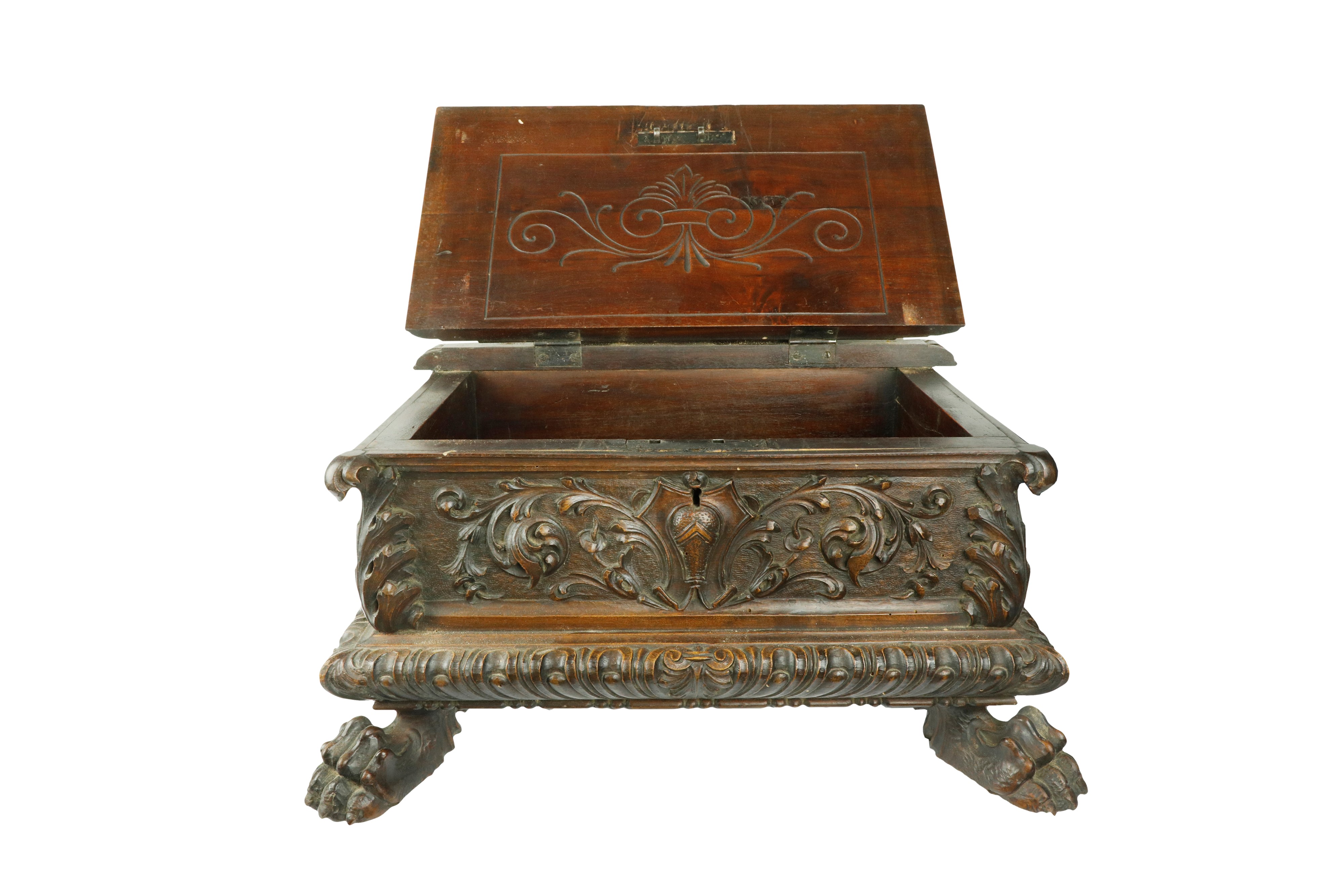 Modello di cassapanca ad urna intagliata