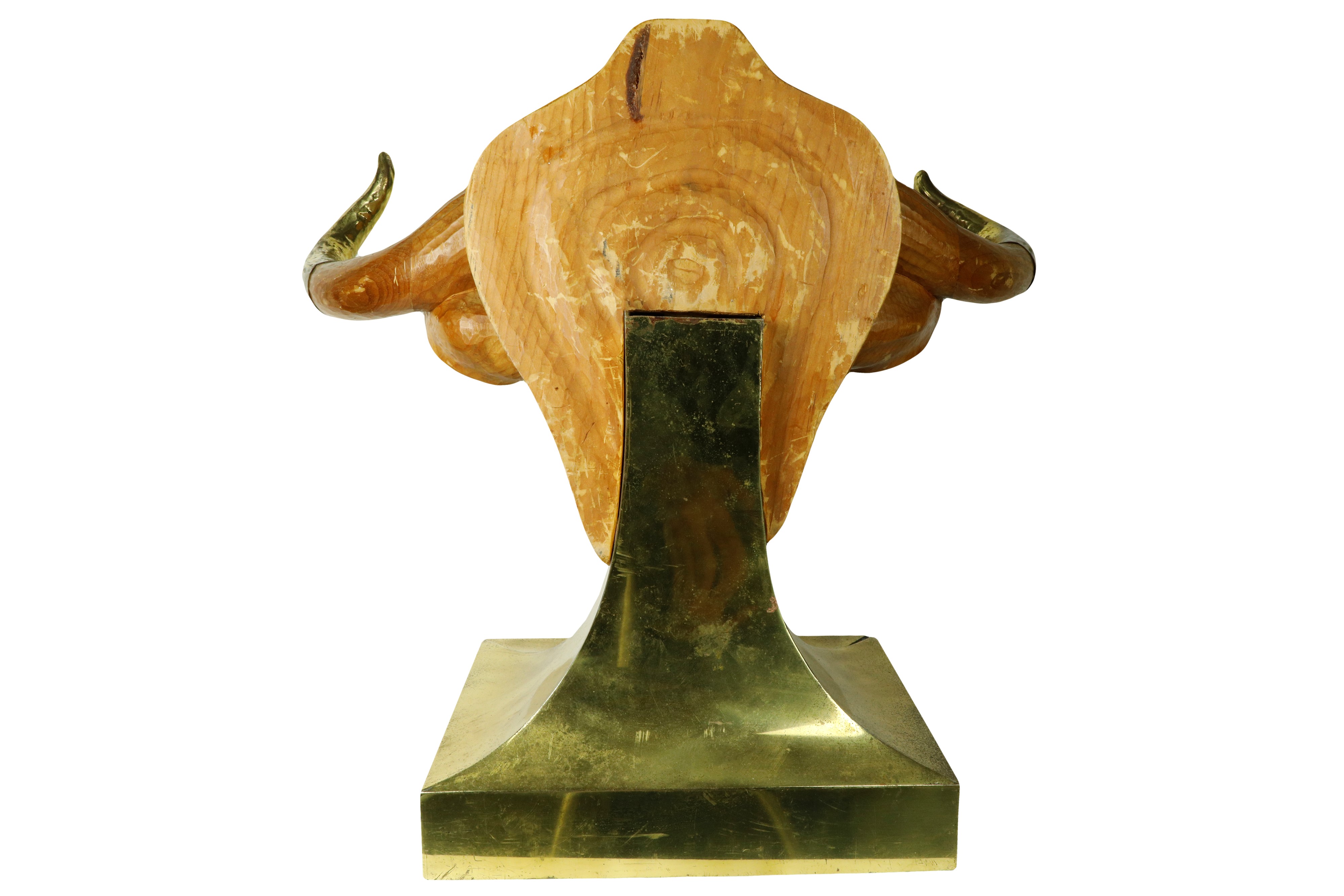 Testa di Toro in Legno Scolpito con Base in Metallo Dorato e Corna Rivestite da Lamina di Metallo...