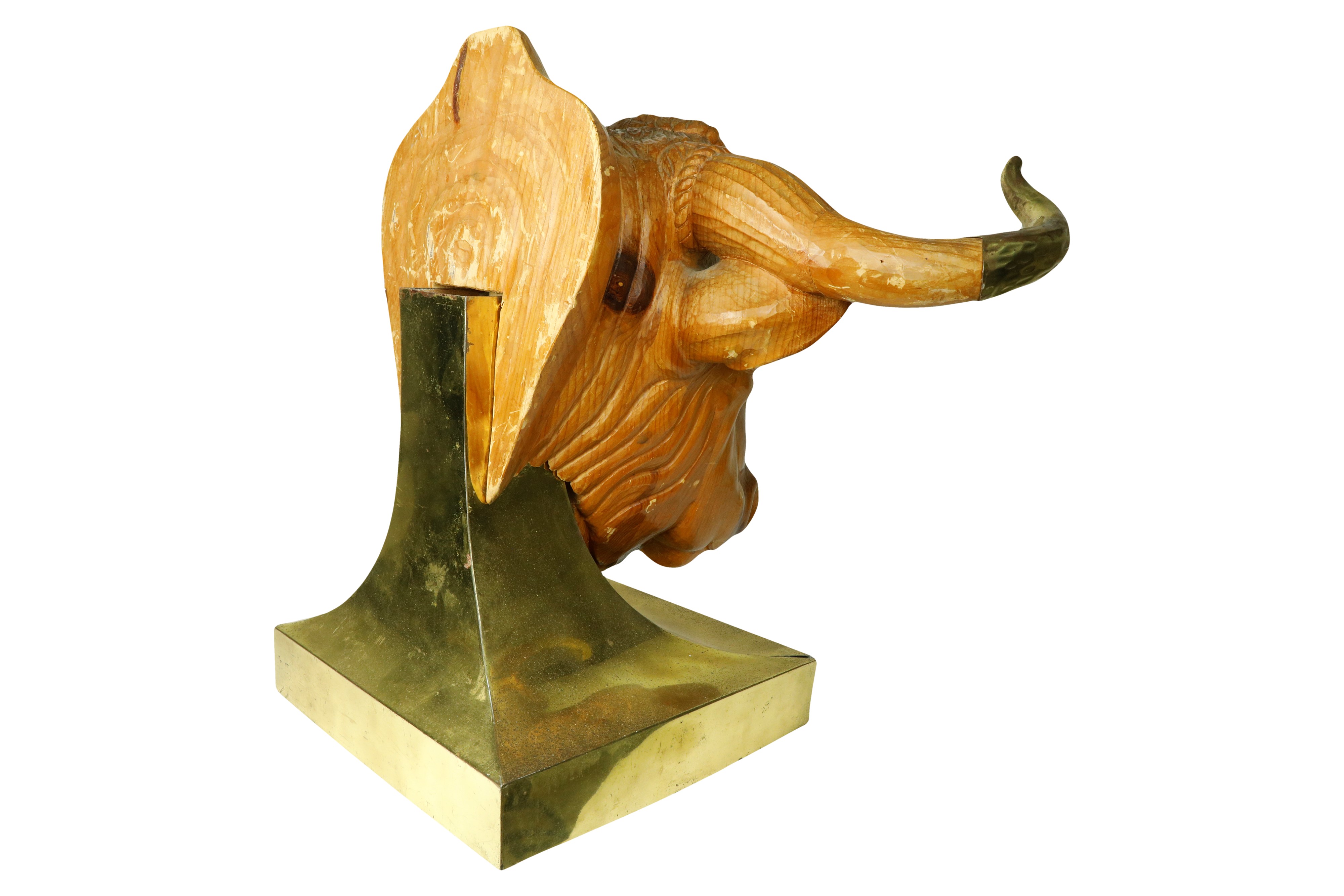 Testa di Toro in Legno Scolpito con Base in Metallo Dorato e Corna Rivestite da Lamina di Metallo...