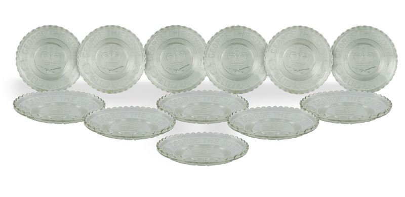 Set di 12 Piatti Commemorativi in Vetro Realizzati in Occasione Dell' Incoronazione di Giorgio Vi...