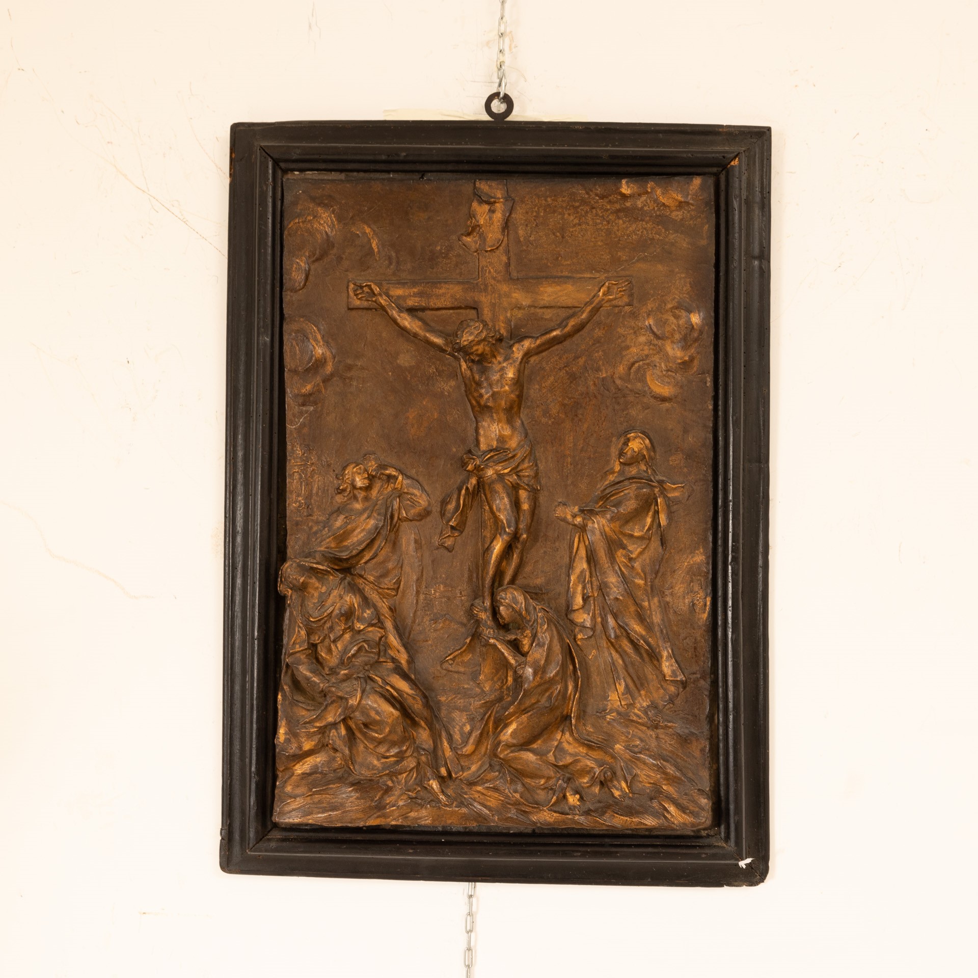 Altorilievo in scagliola dorata raffigurante Crocifissione