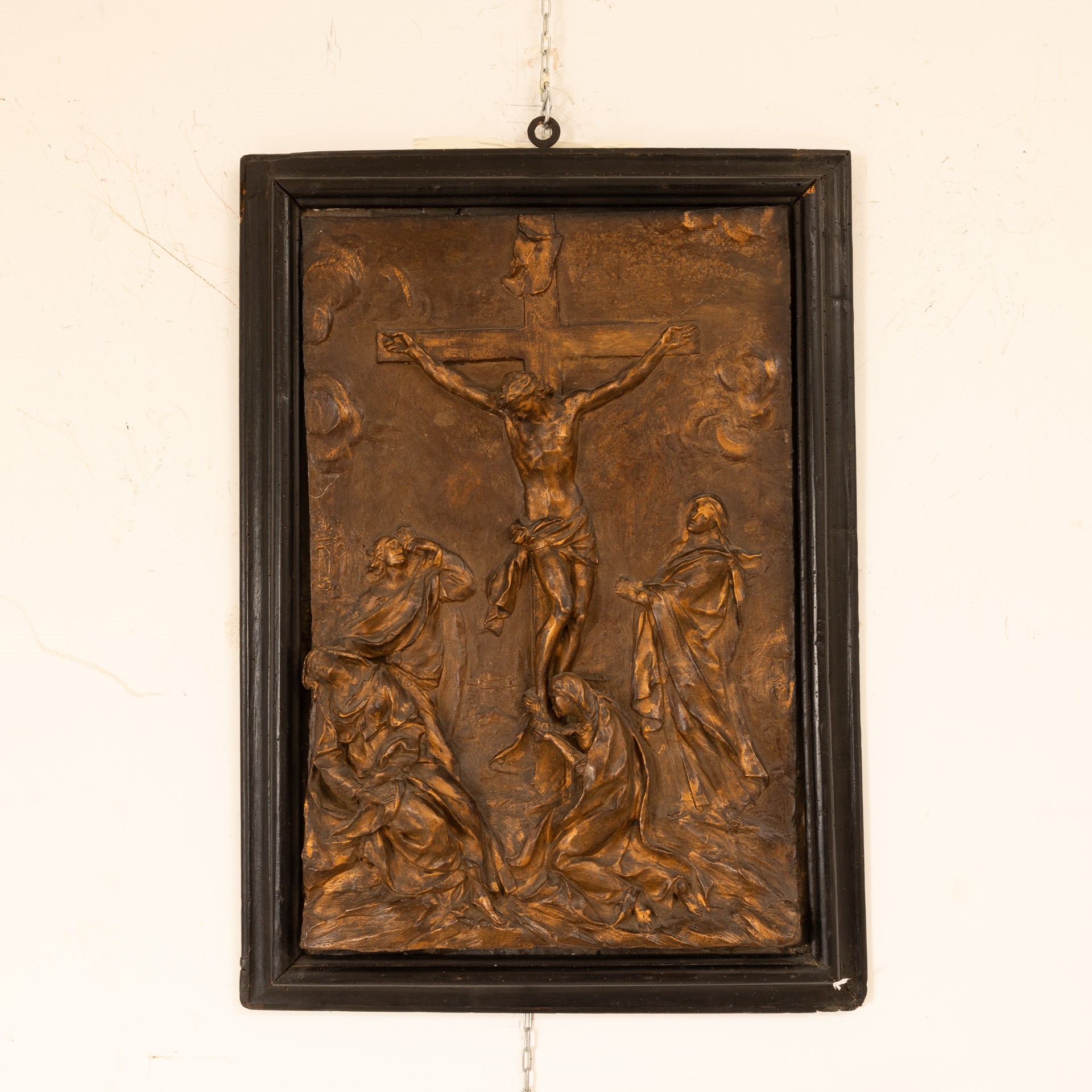 Altorilievo in scagliola dorata raffigurante Crocifissione