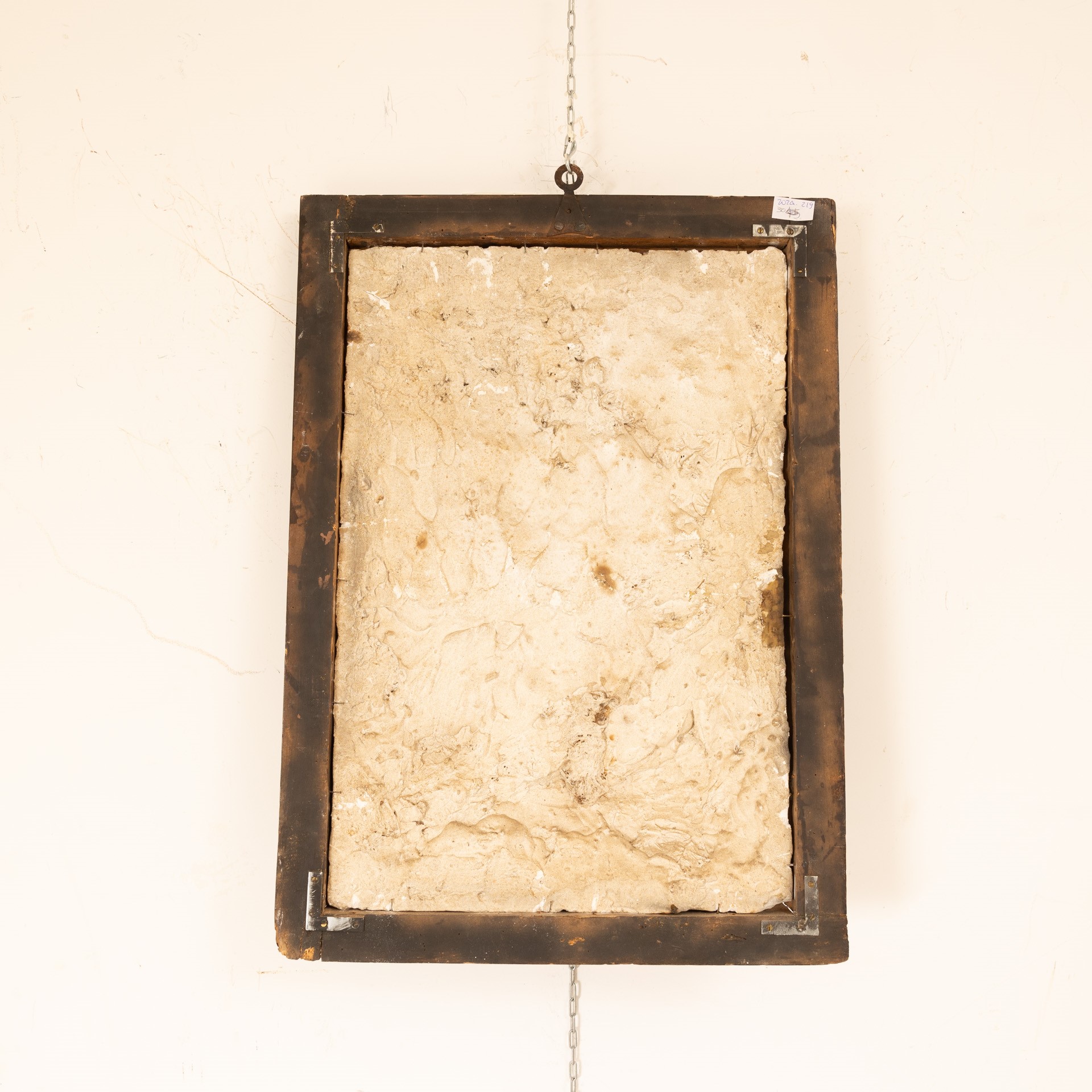 Altorilievo in scagliola dorata raffigurante Crocifissione