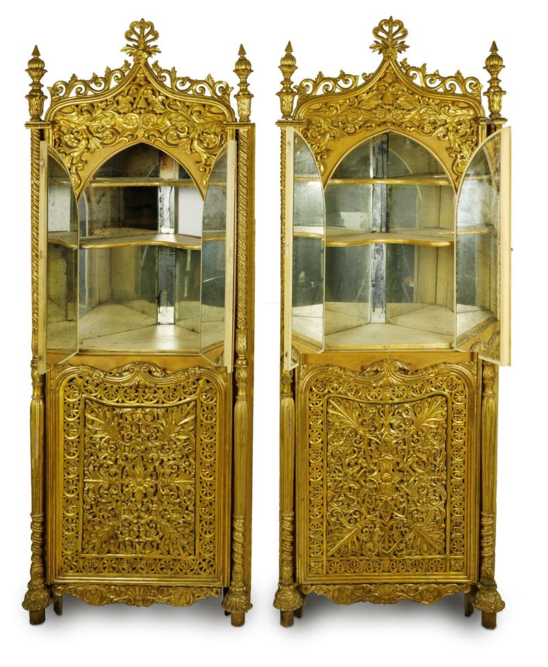 Coppia di angoliere Neogotiche