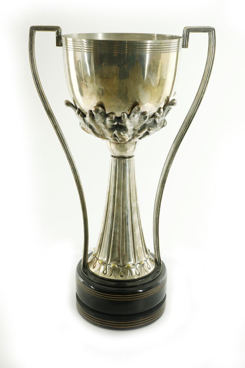 Coppa biansata con base in legno laccato nero.