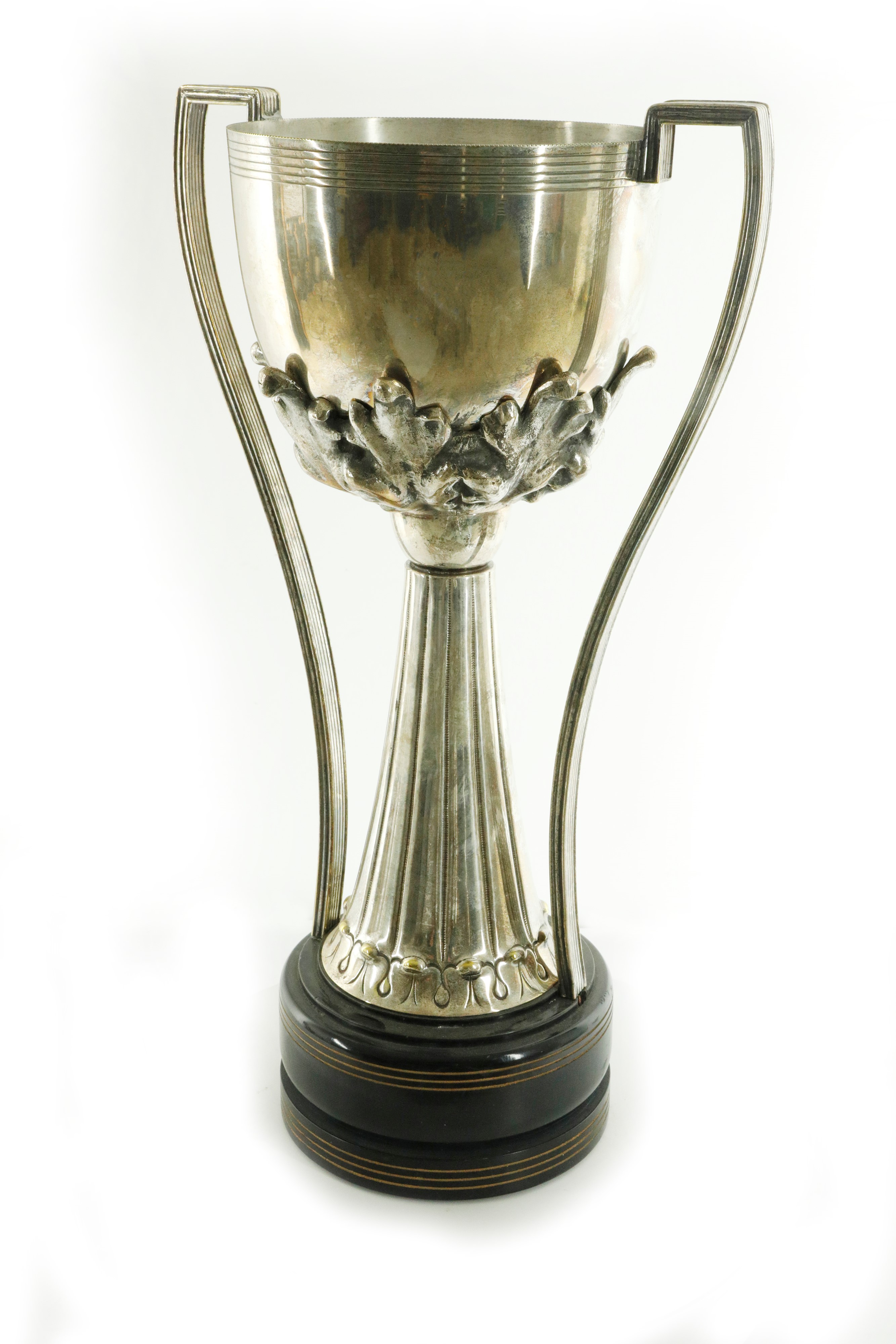 Coppa biansata con base in legno laccato nero.