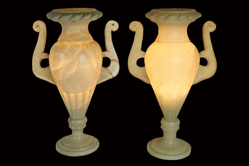 Coppia di lampade in alabastro biansate da tavolo realizzate a foggia di vaso in alabastro