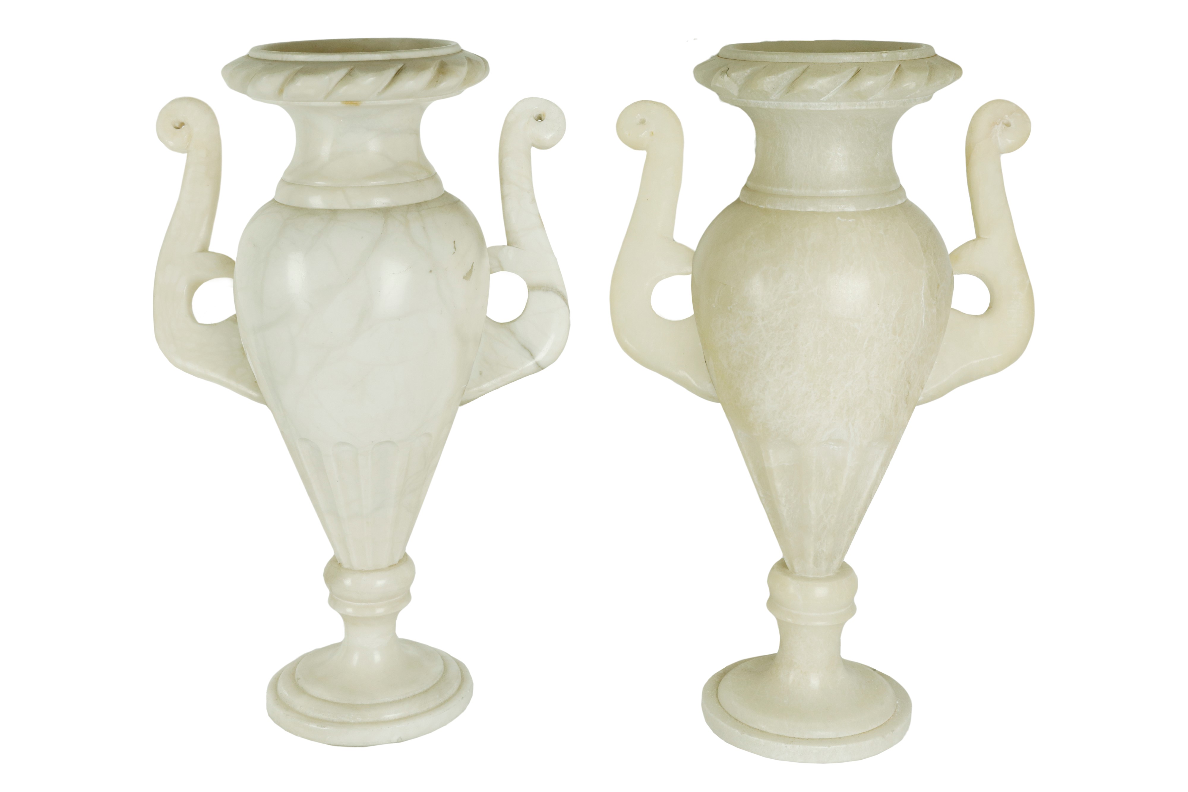 Coppia di lampade in alabastro biansate da tavolo realizzate a foggia di vaso in alabastro