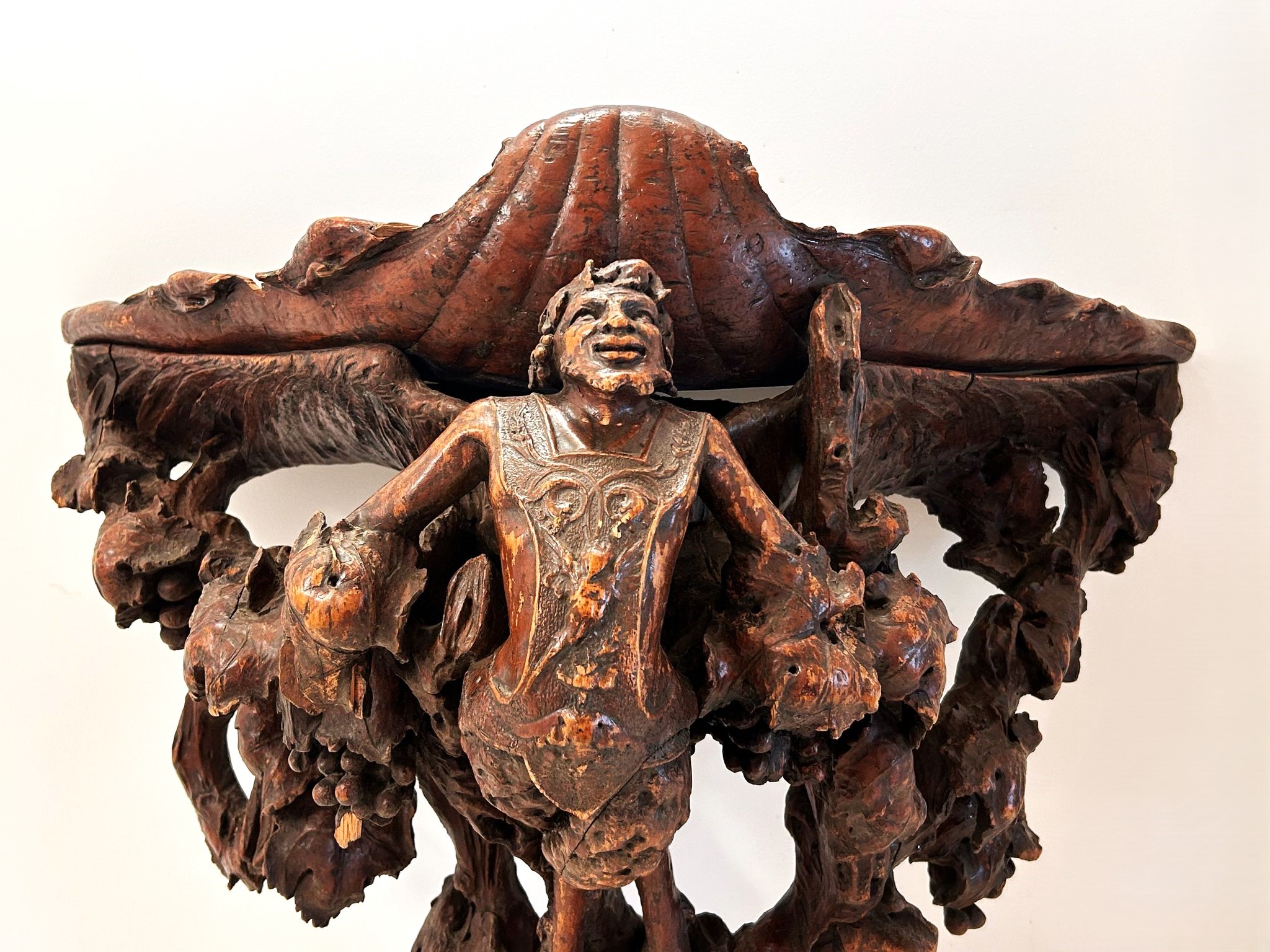 Consolle scultura in legno di cirmolo a lacca rossa veneziana