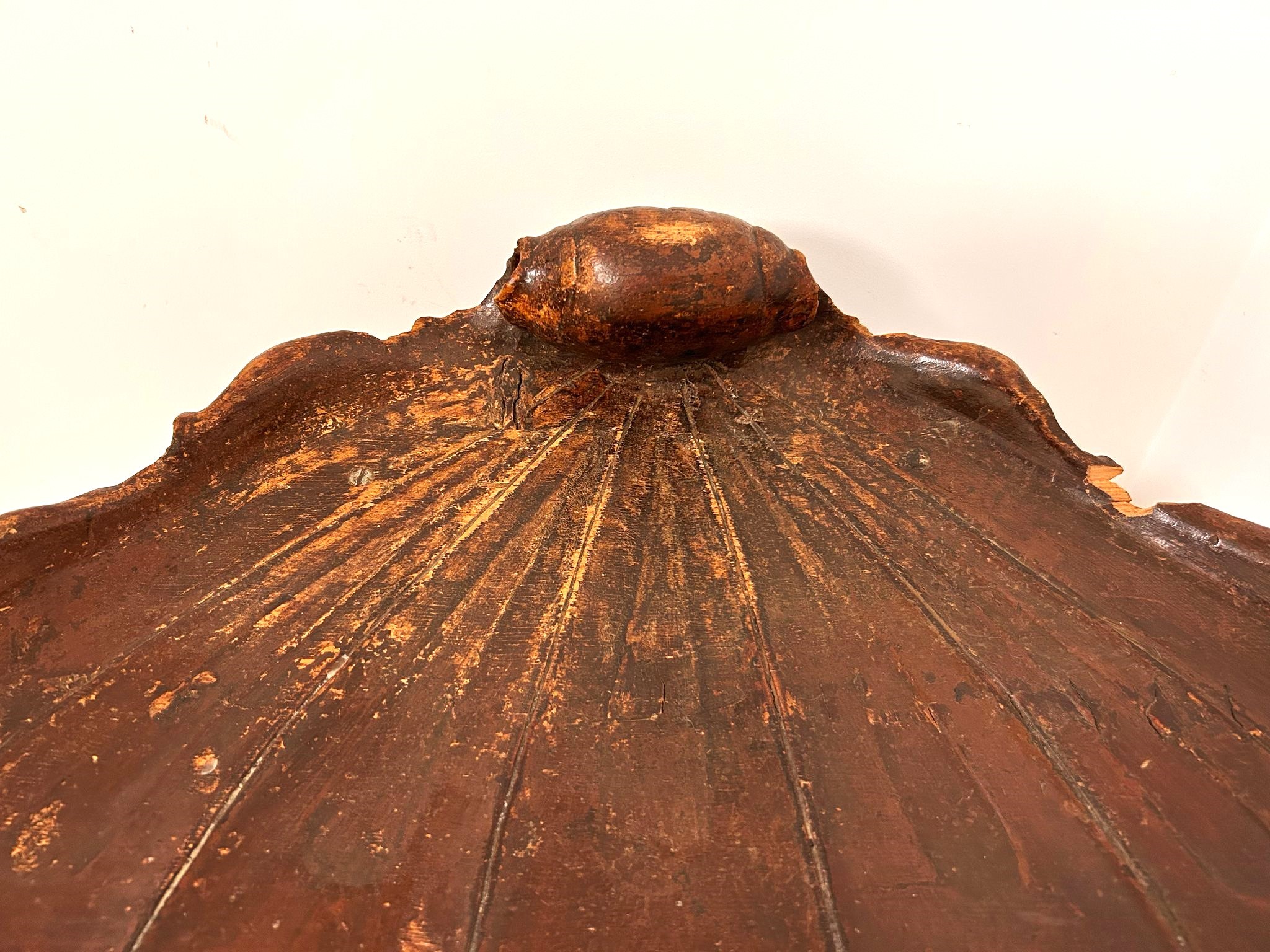 Consolle scultura in legno di cirmolo a lacca rossa veneziana