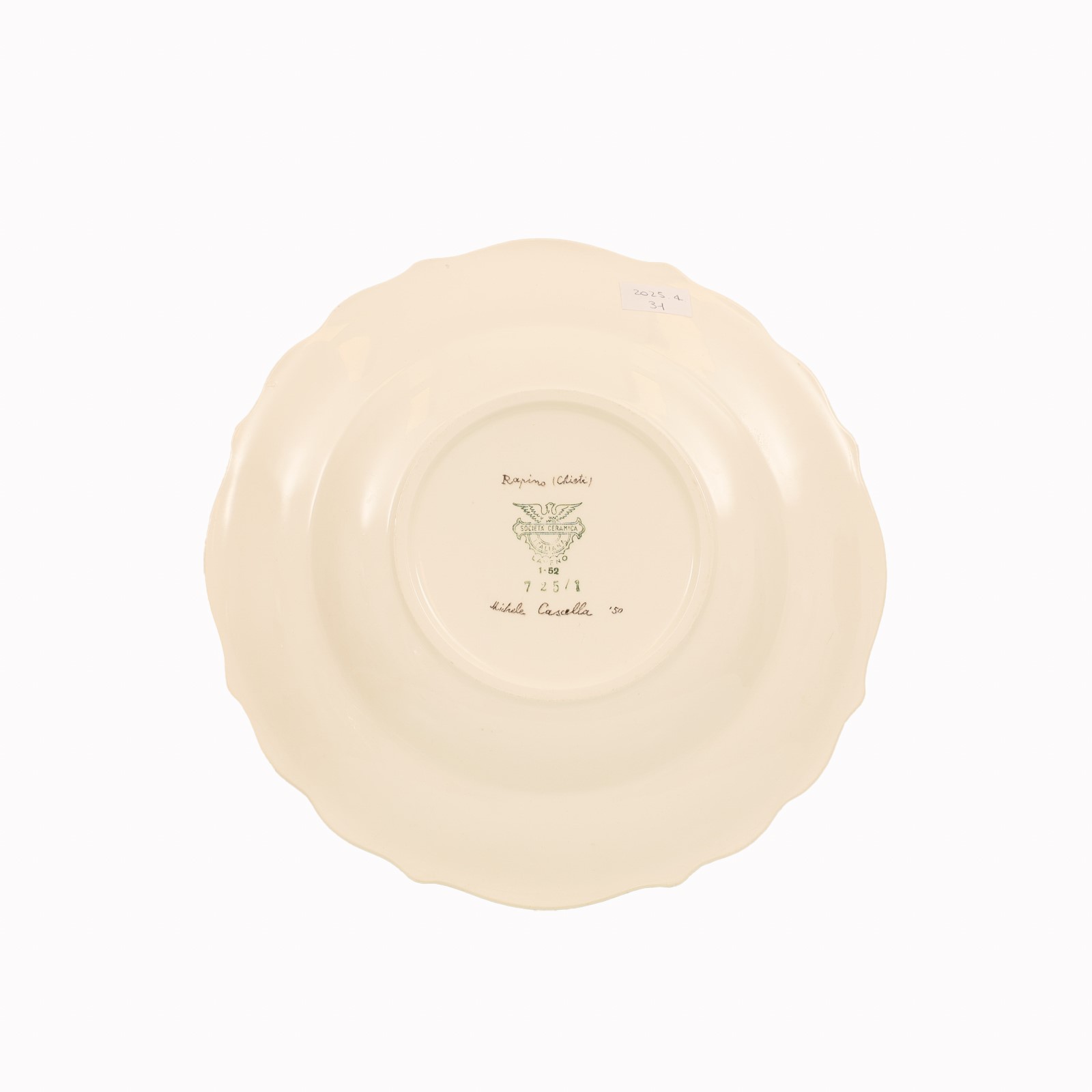 Piatto in terraglia bianca smaltata con paesaggio di Rapino (CH)