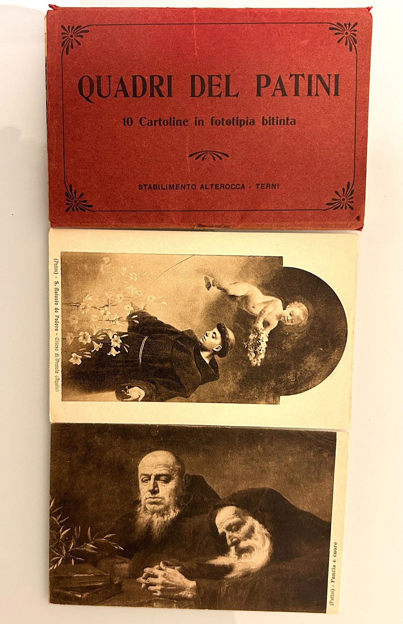 Folder contenente libri e cartoline, lettere di vari autori abruzzesi