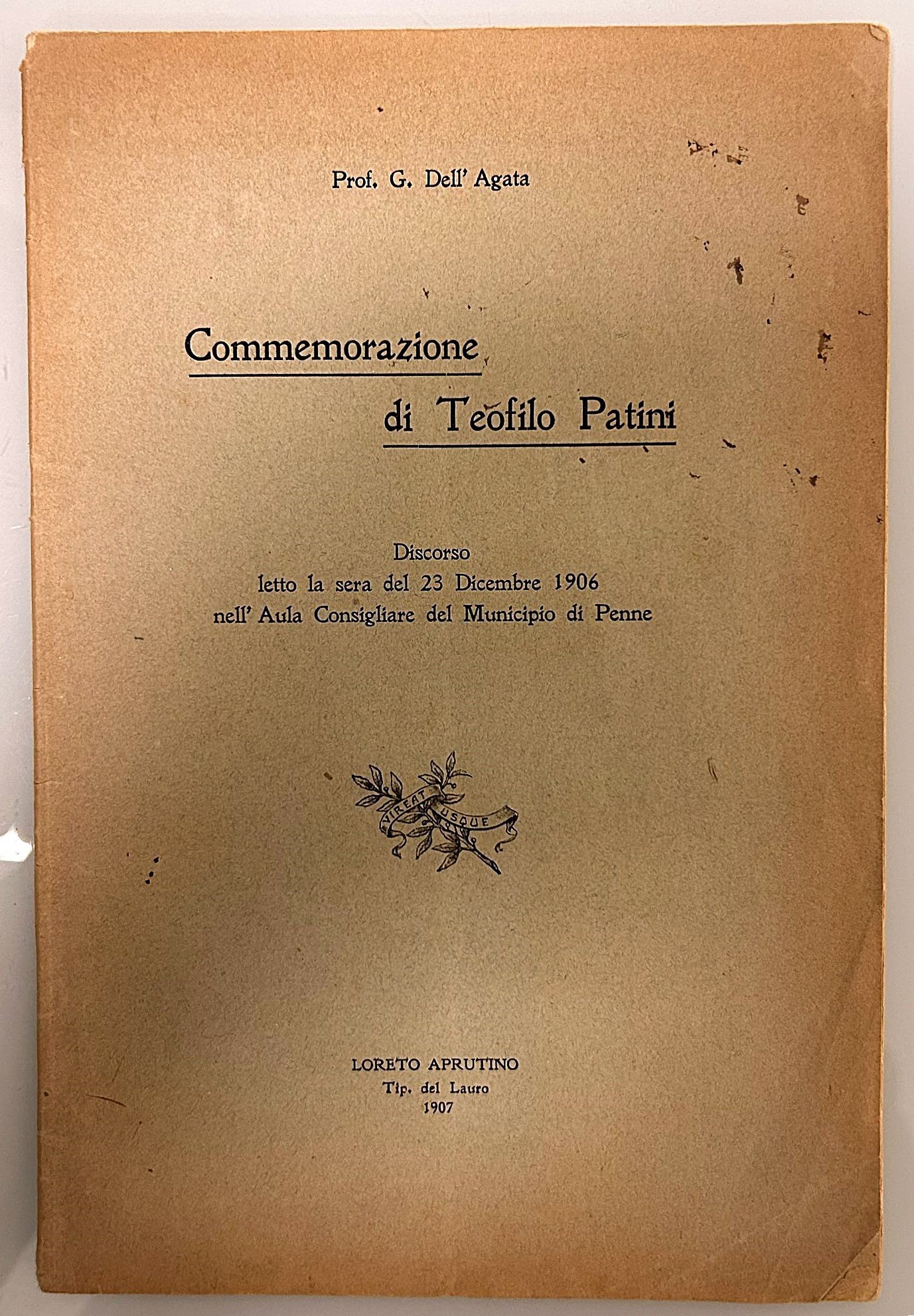 Folder contenente libri e cartoline, lettere di vari autori abruzzesi