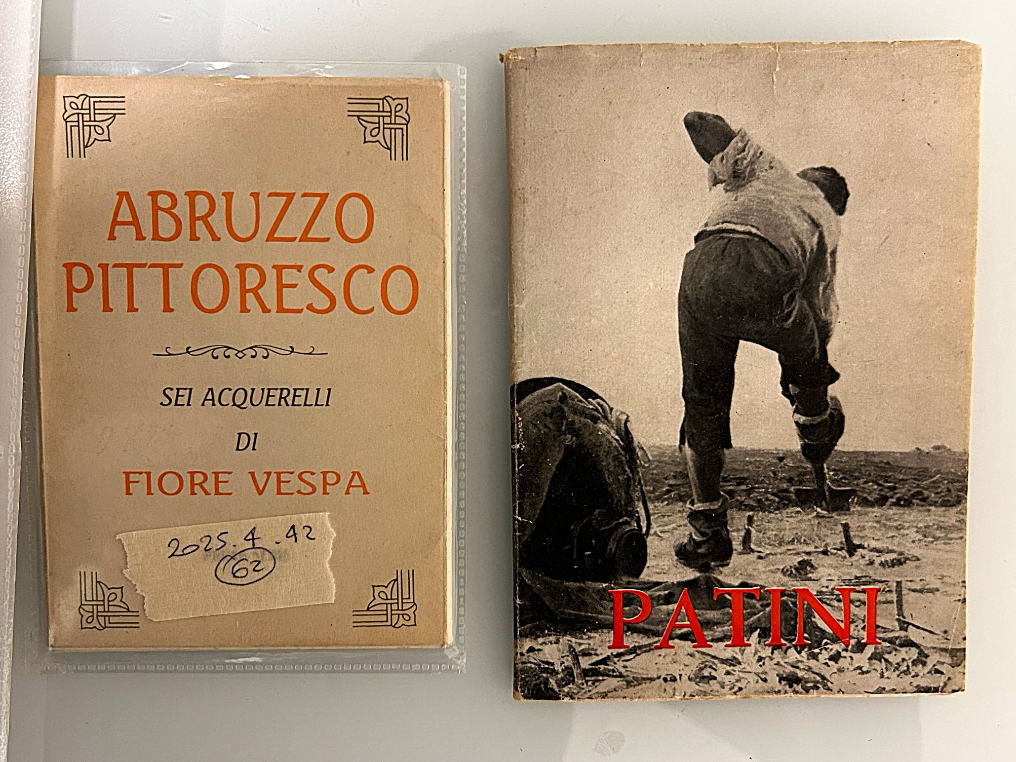 Folder contenente libri e cartoline, lettere di vari autori abruzzesi