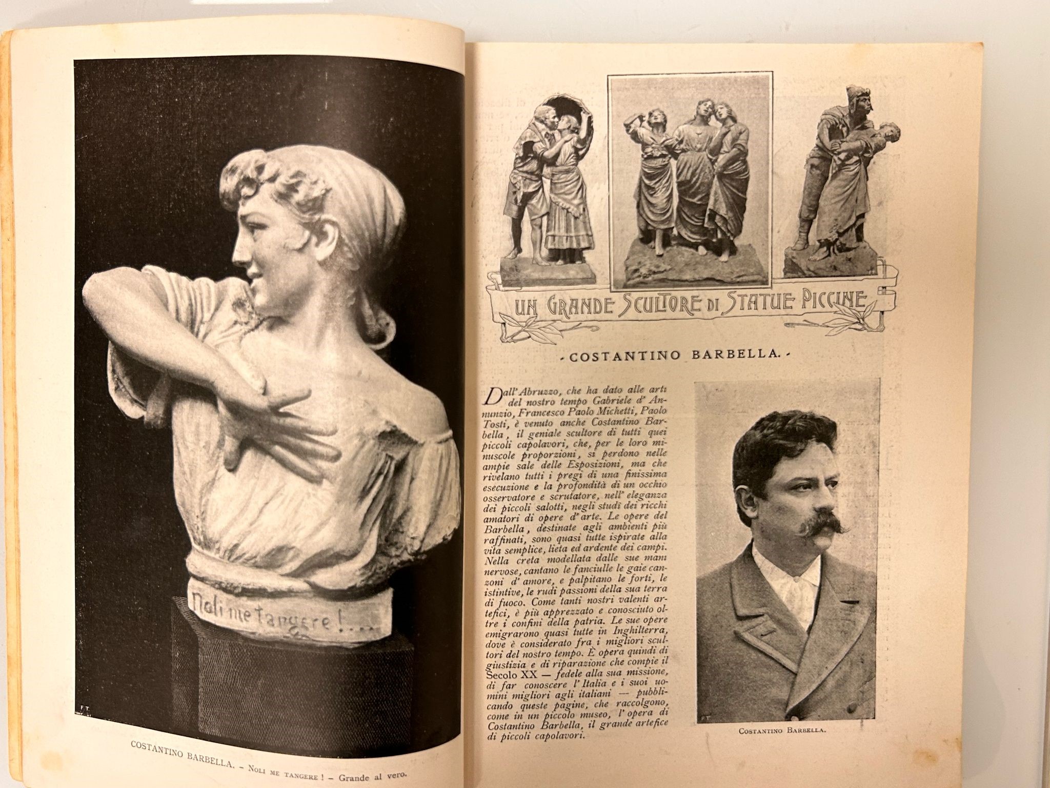 Folder contenente libri e cartoline, lettere di vari autori abruzzesi