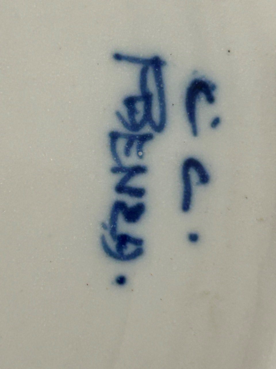 Piatto in ceramica con paesaggio fluviale nel cavetto e grottesche alla tesa