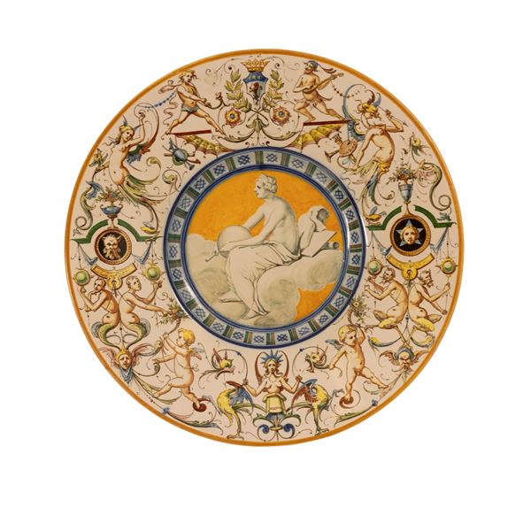 Manifattura Fabbriche Riunite di Ceramiche, Faenza prima decade del XX secolo - Piatto da parata in ceramica istoriata