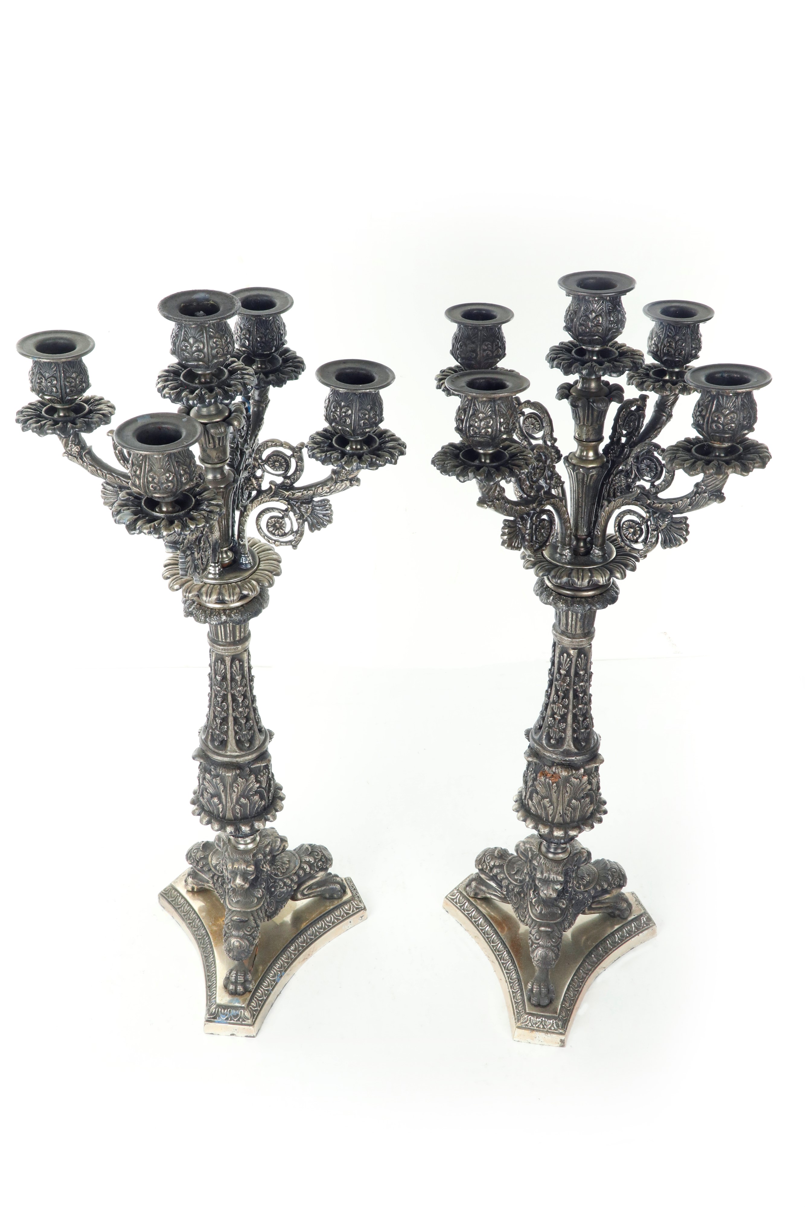 Coppia di grandi candelabri in lamina di argento a 5 luci