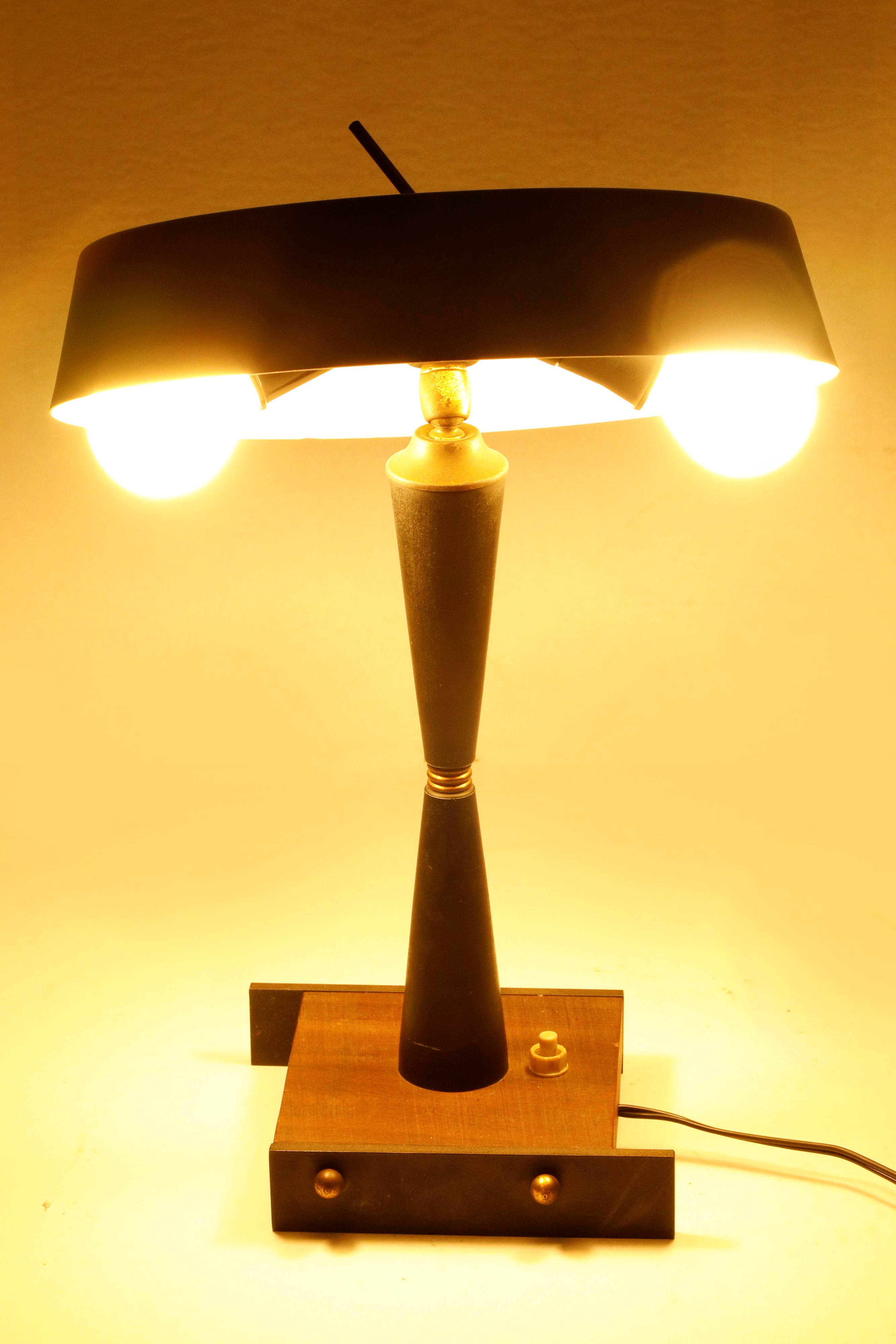Stilux Milano, Lampada da tavolo a due luci con diffusore in alluminio laccato nero (1950 circa)