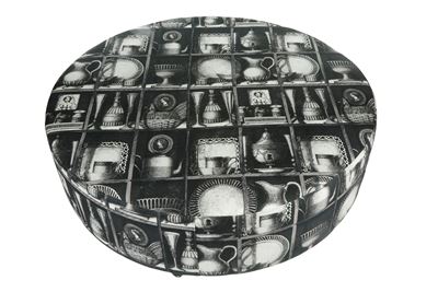 Pouf tondo con ruote, tessuto Fornasetti, Italia, dimensioni Ø 120 cm