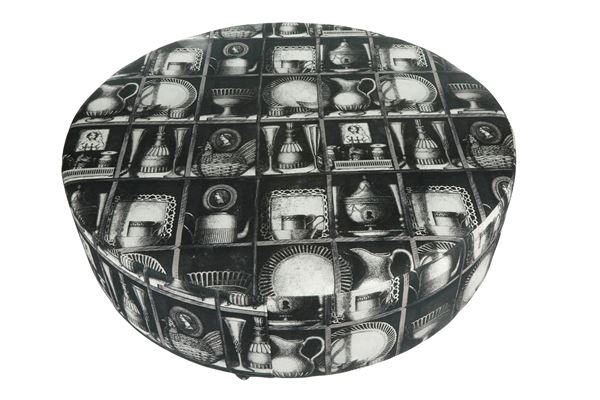 Pouf tondo con ruote, tessuto Fornasetti - Italia