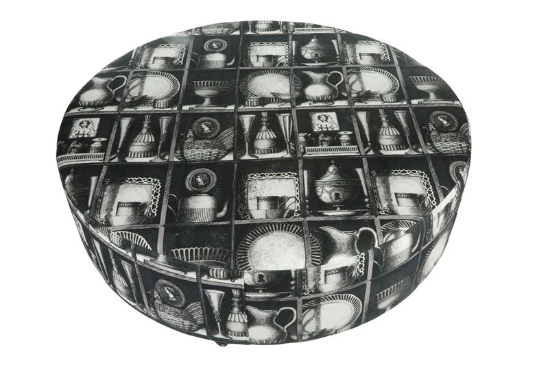 Pouf tondo con ruote, tessuto Fornasetti, Italia, dimensioni Ø 120 cm